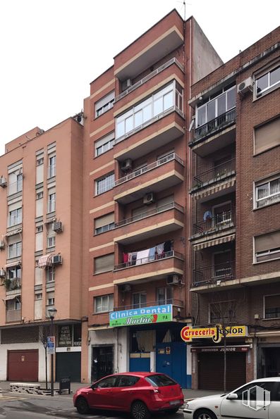 Retail for sale & for rent at Calle Santo Domingo, 3, Talavera de la Reina, Toledo, 45600 with car, building, window, tire, automotive parking light, wheel, land vehicle, sky, vehicle and condominium around