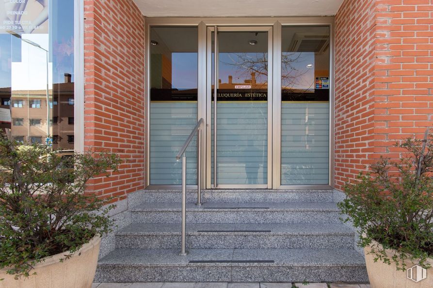 Local en alquiler y venta en Calle María Blanchard, 12, San Sebastián de los Reyes, Madrid, 28700 con planta, durante el día, propiedad, edificio, ventana, accesorio, albañilería, ladrillo, madera y escaleras alrededor