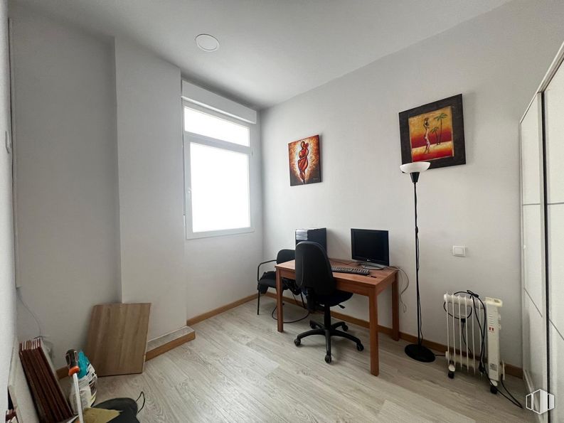 Local en venta en Zona El val, Alcalá de Henares, Madrid, 28804 con ventana, marco, silla, pantalla de ordenador, escritorio, mueble, edificio, mesa, interiorismo y suelo alrededor