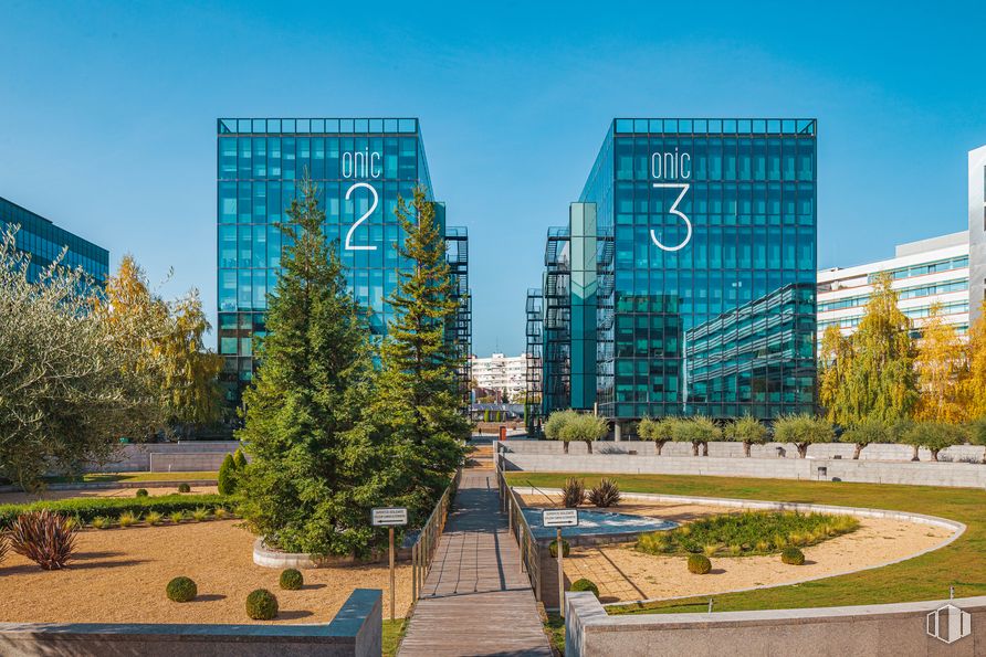 Oficina en alquiler en Edificio Onic +, Calle Vía de los Poblados, 3, Hortaleza, Madrid, 28033 con edificio, planta, cielo, día, árbol, diseño urbano, rascacielos, bloque de torres, barrio y hierba alrededor