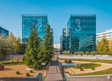 Office for rent at Edificio Onic +, Calle Vía de los Poblados, 3, Hortaleza, Madrid, 28033 with building, plant, sky, daytime, tree, urban design, skyscraper, tower block, neighbourhood and grass around