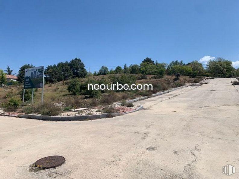 Land for sale at Casco urbano, Navalperal de Pinares, Ávila, 05240 with turtle, sky, plant, plant community, cloud, tree, road surface, asphalt, land lot and landscape around