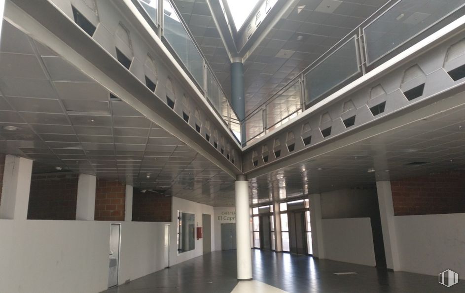 Retail for sale at Centro Comercial Urbanización Los LLanos III, Cabanillas del Campo, Guadalajara, 19171 with building, fixture, hall, wood, art, flooring, glass, facade, space and ceiling around