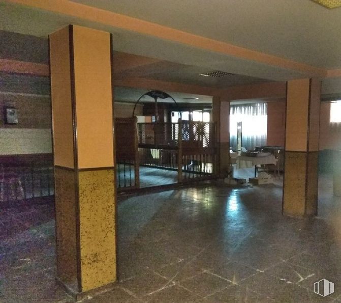 Retail for sale at Calle Herradero, 2, Arenas de San Pedro, Ávila, 05400 with mirror, property, building, wood, interior design, hall, shade, flooring, floor and chair around