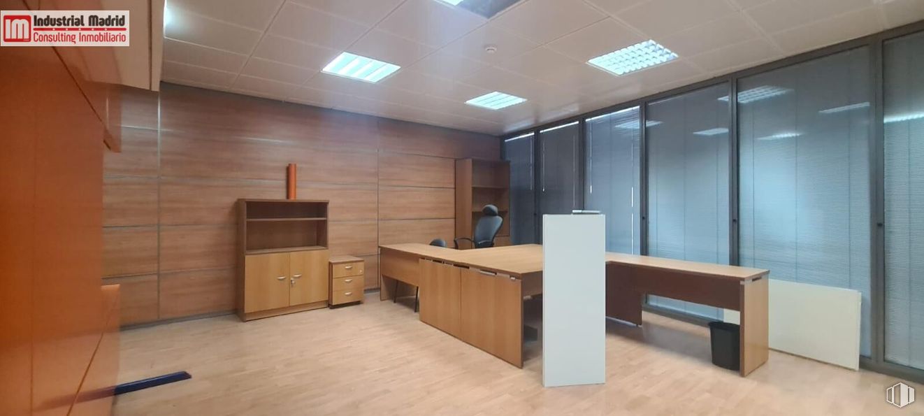 Industrial for sale at Calle Molineros, Arroyomolinos, Madrid, 28939 with desk, furniture, interior design, flooring, floor, wood, ceiling, lighting, architecture and glass around