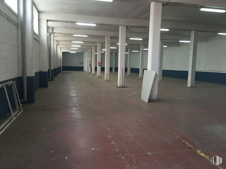 Industrial for rent at Zona empresarial, Pinto, Madrid, 28320 with light fixture, flooring, floor, composite material, ceiling, concrete, column, hall, fluorescent lamp and tile flooring around