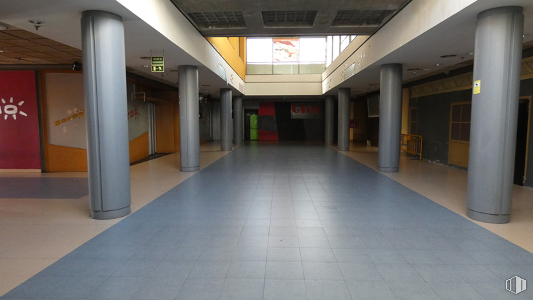 Retail for sale & for rent at Centro Comercial La Rotonda, Plaza Toro, 1, Tres Cantos, Madrid, 28760 with fixture, hall, flooring, floor, tile flooring, metropolitan area, parking, city, composite material and ceiling around