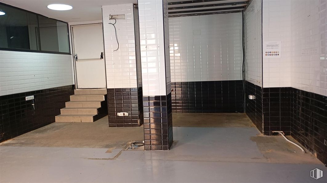 Retail for rent at Calle Gardenias, Alcorcón, Madrid, 28925 with door, flooring, floor, composite material, tile, ceiling, tile flooring, daylighting, hall and cleanliness around