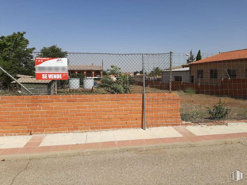 Land for sale at Zona centro, Layos, Toledo, 45123 with house, sky, plant, road surface, tree, building, asphalt, brick, fence and land lot around