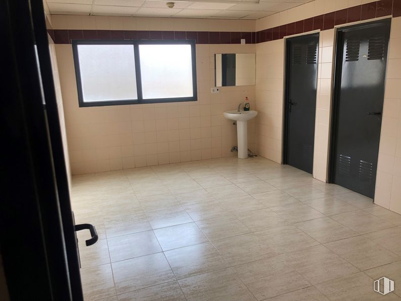 Retail for sale & for rent at Calle Toledo, 17, Sonseca, Toledo, 45100 with window, sink, building, fixture, plumbing fixture, wood, house, flooring, floor and tile flooring around