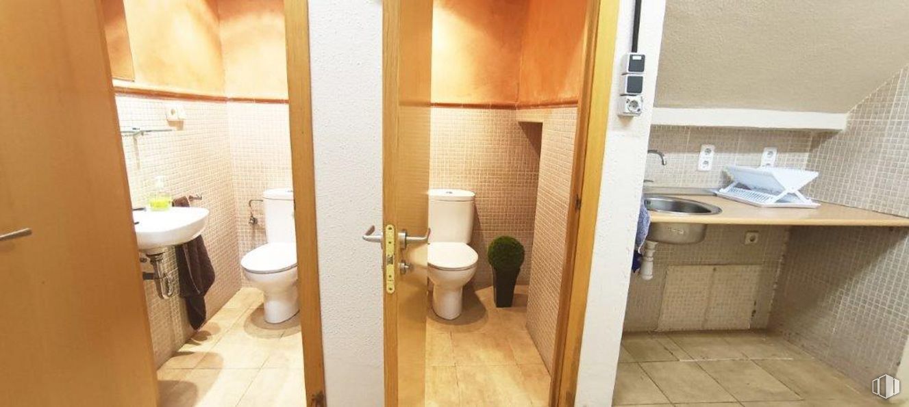 Retail for sale at Calle Martínez Villergas, Ciudad Lineal, Madrid, 28027 with toilet, sink, property, toilet seat, bathroom, purple, building, plumbing fixture, floor and bathroom sink around