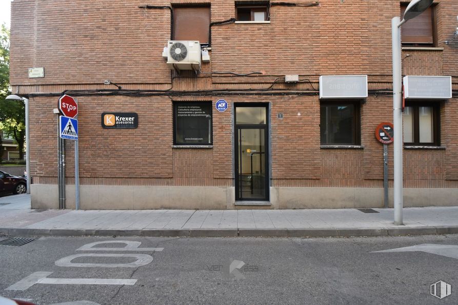 Local en alquiler y venta en Calle Perales, 1, Pinto, Madrid, 28320 con ventana, puerta, coche, edificio, superficie de la carretera, asfalto, casa, ladrillo, acera y árbol alrededor