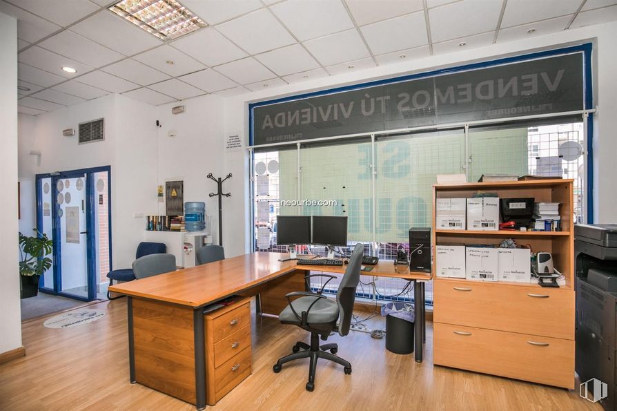 Retail for rent at Barrio de la Universidad, Ávila, 05003 with desk, chair, lighting, filing cabinet, door, light fixture, table, building, cabinetry and computer desk around