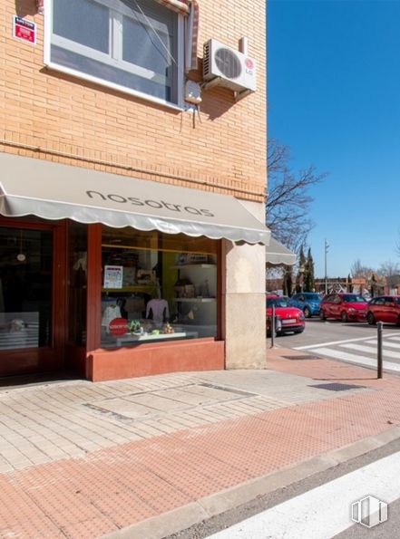 Local en alquiler y venta en Zona Plaza de Toros, Daganzo de Arriba, Madrid, 28814 con ventana, edificio, cielo, superficie de la carretera, arquitectura, rueda, barrio, neumático, pared y toldo alrededor