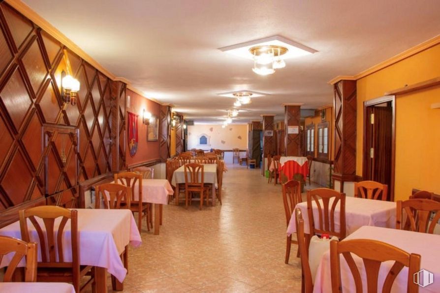 Retail for sale & for rent at Plaza Mayor, Ayllón, Segovia, 40520 with chair, lighting, table, furniture, property, interior design, picture frame, wood, real estate and ceiling around