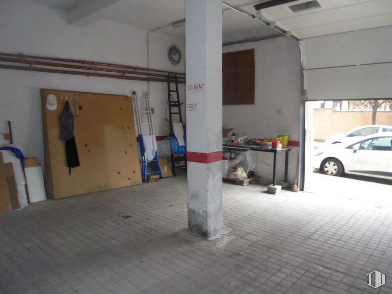 Retail for sale at Calle Alfonso VI, Segovia, 40004 with car, table, tire, wheel, vehicle, automotive lighting, floor, flooring, gas and door around