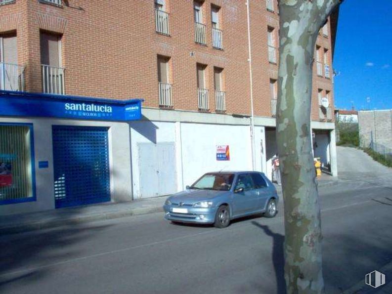 Retail for sale at San Martín de Valdeiglesias, San Martín de Valdeiglesias, Madrid, 28680 with car, building, automotive parking light, tire, plant, wheel, vehicle, window, motor vehicle and automotive lighting around