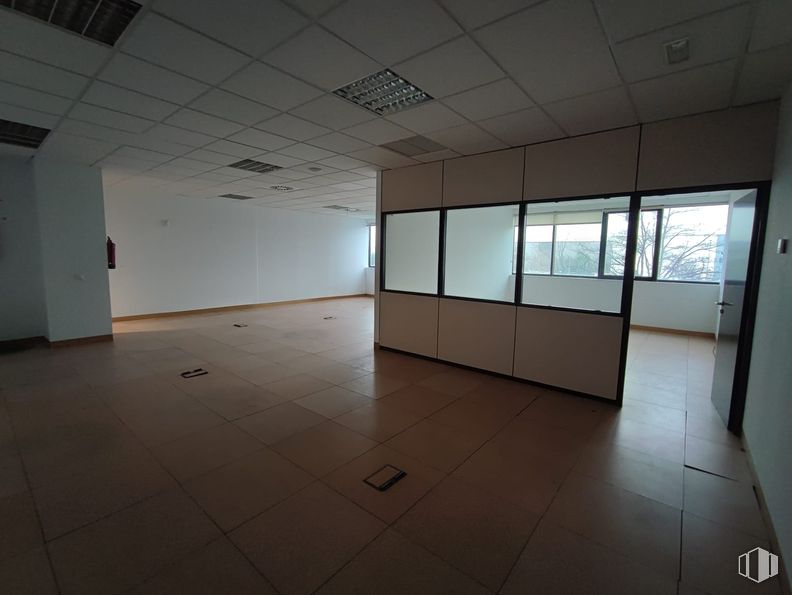 Office for rent at Centro Empresarial Augusta, Avenida Vía Láctea, 1, San Fernando de Henares, Madrid, 28830 with flooring, floor, interior design, ceiling, glass, hall, tile flooring, transparency, daylighting and hardwood around