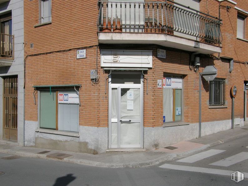 Retail for rent at Centro urbano, Manzanares el Real, Madrid, 28410 with door, window, building, brick, brickwork, wood, residential area, urban design, facade and real estate around