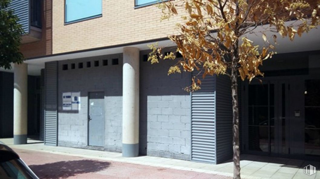 Local en alquiler en Calle Grecia, 10, Torrejón de Ardoz, Madrid, 28850 con puerta, alumbrado, ventana, día, propiedad, edificio, sombra, superficie de carretera, arquitectura y ladrillo alrededor