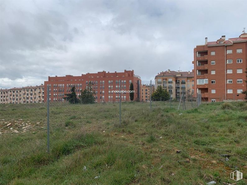 Land for sale at Calle Los Castillejos, Ávila, 05003 with building, cloud, sky, property, window, plant, land lot, urban design, house and tower block around