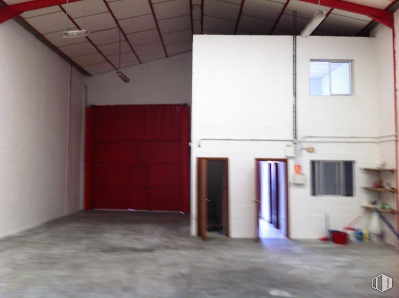 Industrial for rent at Calle Grecia, 28, Alcalá de Henares, Madrid, 28802 with window, door, property, wood, fixture, building, interior design, hall, flooring and floor around