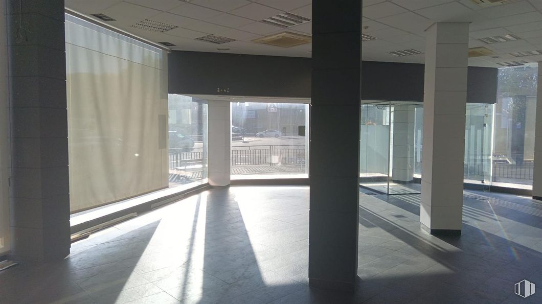 Local en alquiler y venta en Avenida Juan Carlos I, 64, Talavera de la Reina, Toledo, 45600 con suelos, suelo, techo, material compuesto, vidrio, edificio comercial, columna, hormigón, transparencia y suelo de baldosas alrededor