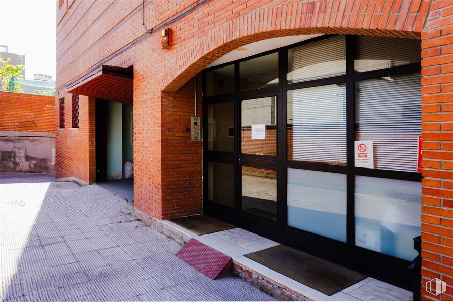 Nave en venta en Calle San Sotero, 11, San Blas - Canillejas, Madrid, 28037 con puerta, persiana de la ventana, propiedad, accesorio, naranja, interiorismo, madera, ventana, sombra y albañilería alrededor