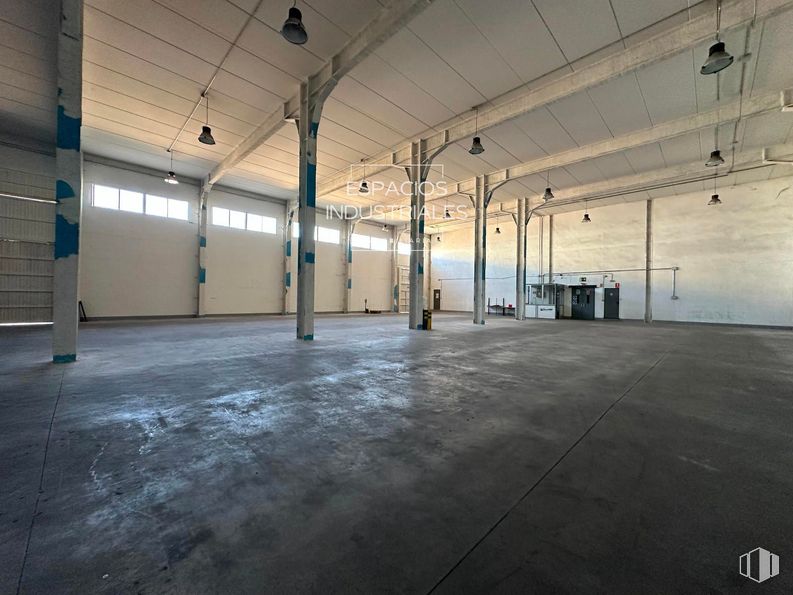 Nave en venta en Polígono Industrial Los Olivos, Getafe, Madrid, 28906 con hall, suelo, accesorio, suelos, edificio, techo, ciudad, vidrio, sombra y aparcamiento alrededor