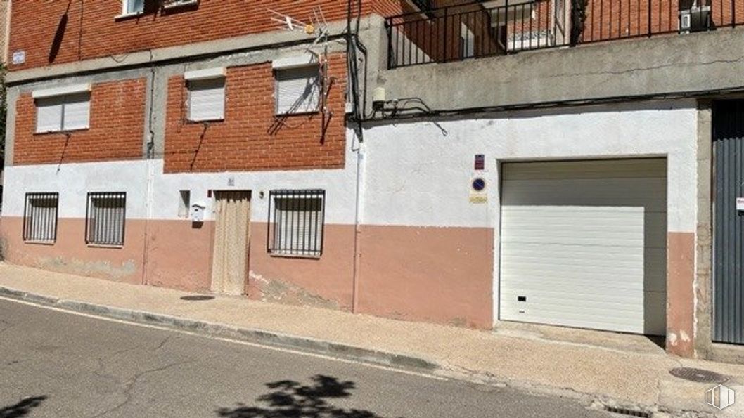 Retail for sale & for rent at Zona Santa Bárbara, Toledo, 45006 with building, window, wood, road surface, brick, neighbourhood, fixture, urban design, asphalt and residential area around