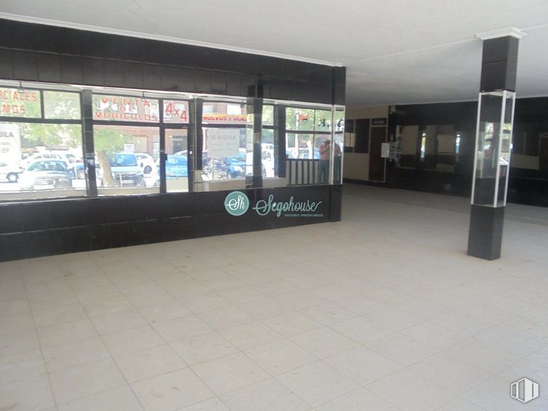 Retail for sale at Zona Obispo Quesada, Segovia, 40006 with building, fixture, car, gas, city, vehicle, flooring, glass, machine and event around