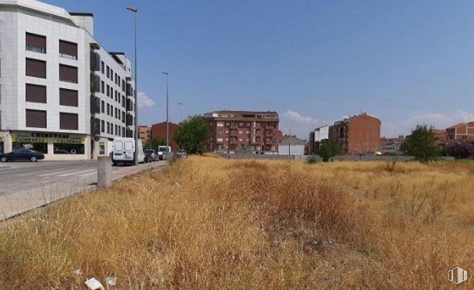 Land for sale at Avenida Francisco Aguirre, Talavera de la Reina, Toledo, 45600 with building, plant, sky, window, street light, cloud, tree, land lot, asphalt and wheel around