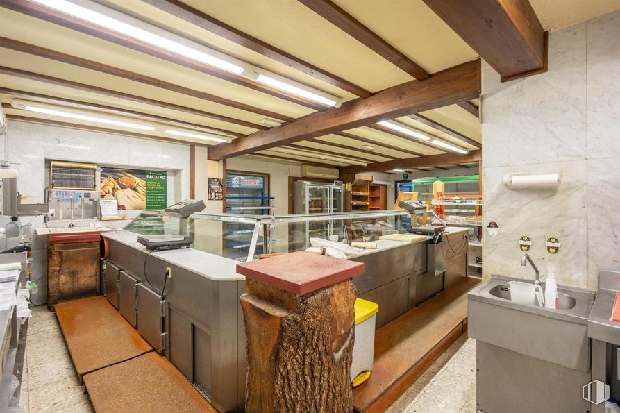 Local en alquiler y venta en Las Matas, Las Rozas de Madrid, Madrid, 28290 con interiorismo, alumbrado, techo, encimera, comida, estante, panadería, vitrina, restaurante y venta al por menor alrededor