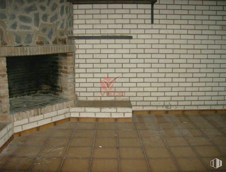 Industrial for rent at Polígono Palancares, Cuenca, 16004 with fireplace, brickwork, brick, wood, road surface, flooring, floor, composite material, rectangle and gas around