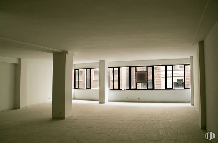 Office for sale at Calle Sol, 32, Talavera de la Reina, Toledo, 45600 with flooring, floor, wood, ceiling, interior design, composite material, tile flooring, hall, daylighting and glass around