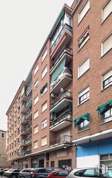 Retail for sale at Calle Mesones, 25, Talavera de la Reina, Toledo, 45600 with window, building, car, tower block, vehicle, condominium, urban design, neighbourhood, sky and residential area around