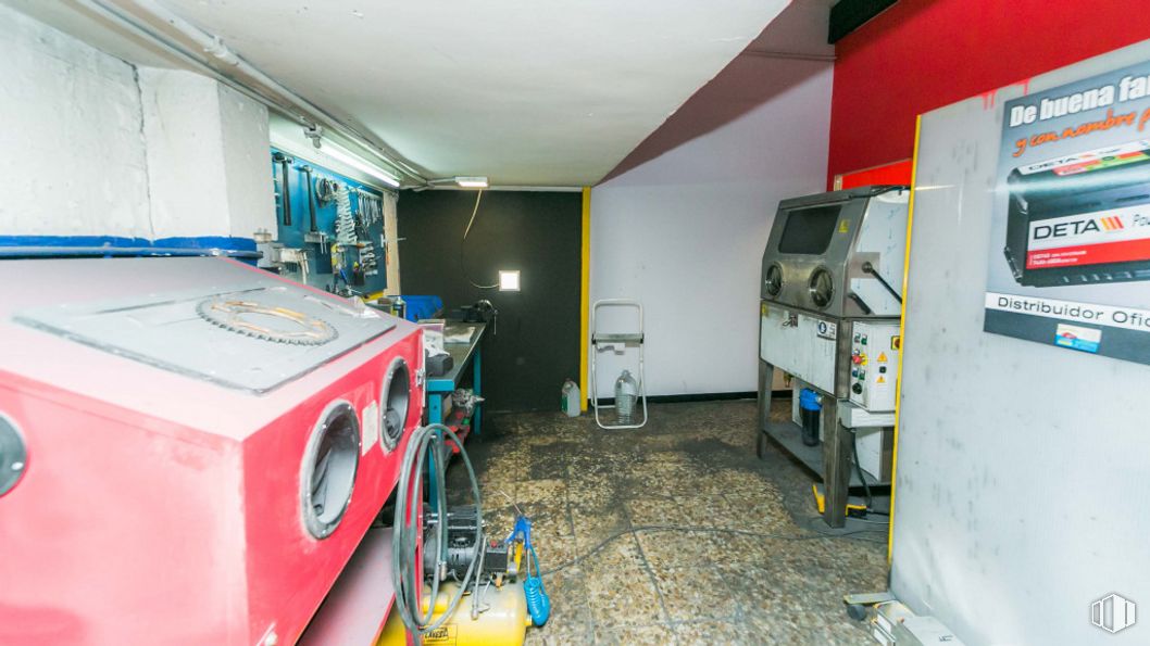 Local en venta en Zona Centro, Villaviciosa de Odón, Madrid, 28670 con productos envasados, lavadora, amarillo, suelo, gas, máquina, tecnología, servicio, vehículo motorizado y dispositivo electrónico alrededor