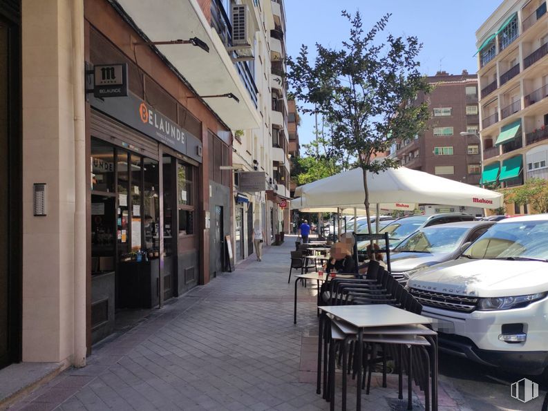 Local en venta en Calle Víctor Andrés Belaunde, 22, Chamartín, Madrid, 28016 con coche, edificio, mesa, vehículo, ventana, matrícula del vehículo, cielo, infraestructura, rejilla y vehículo de motor alrededor