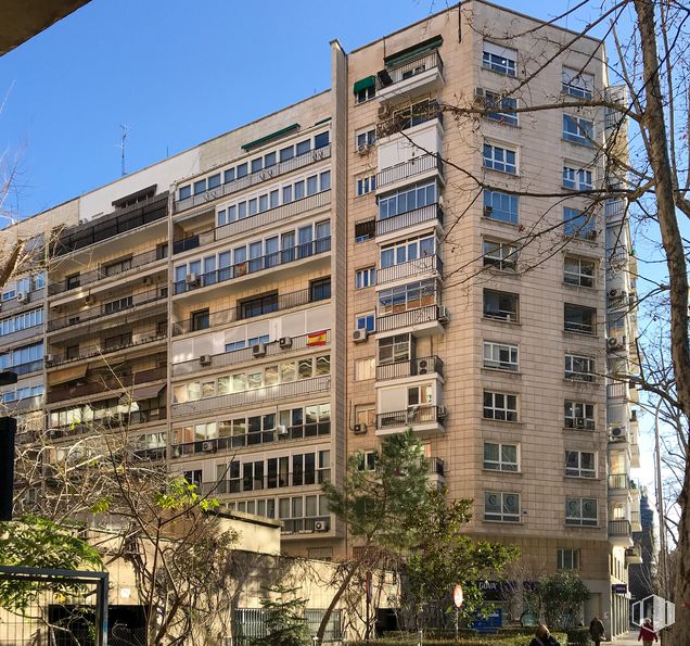 Oficina en alquiler en Paseo Castellana, 171, Tetuán, Madrid, 28046 con edificio, cielo, durante el día, propiedad, ventana, bloque de pisos, árbol, diseño urbano, condominio y barrio alrededor