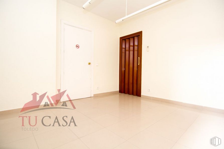 Office for rent at Carretera de la Peraleda, Toledo, 45004 with door, property, fixture, wood, paint, floor, home door, building, flooring and wood stain around