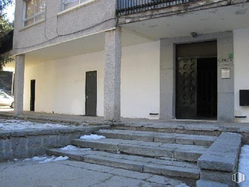 Retail for sale & for rent at Calle Virgen de las Nieves, Cercedilla, Madrid, 28470 with door, building, road surface, stairs, wall, line, asphalt, wood, facade and real estate around