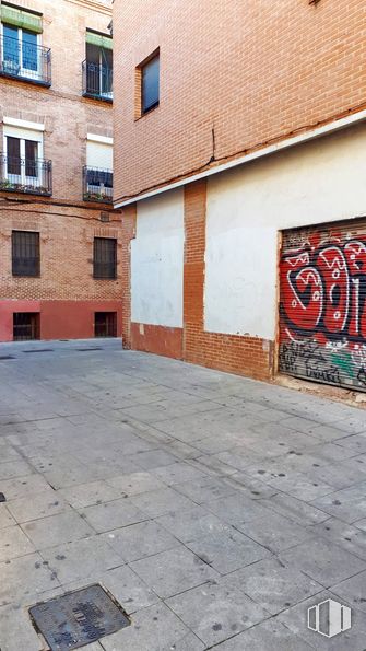 Retail for sale at Calle Arcipreste de Hita, Guadalajara, 19001 with window, building, road surface, brickwork, wood, brick, asphalt, flooring, facade and rectangle around