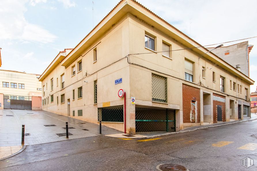 Local en venta en Calle Alvarfáñez de Minaya, 4, Guadalajara, 19001 con ventana, edificio, apartamento, acera, pintura y iluminación natural alrededor