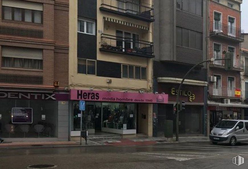 Local en alquiler y venta en Calle Colón, Cuenca, 16002 con edificio, camioneta, ventana, vehículo, coche, neumático, casa, diseño urbano, fachada y edificio comercial alrededor