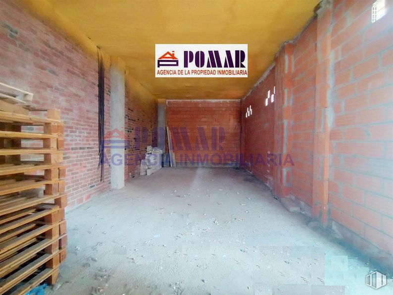 Retail for rent at Paseo Estación, Ávila, 05001 with wood, flooring, brick, floor, brickwork, concrete, symmetry, ceiling, composite material and building material around