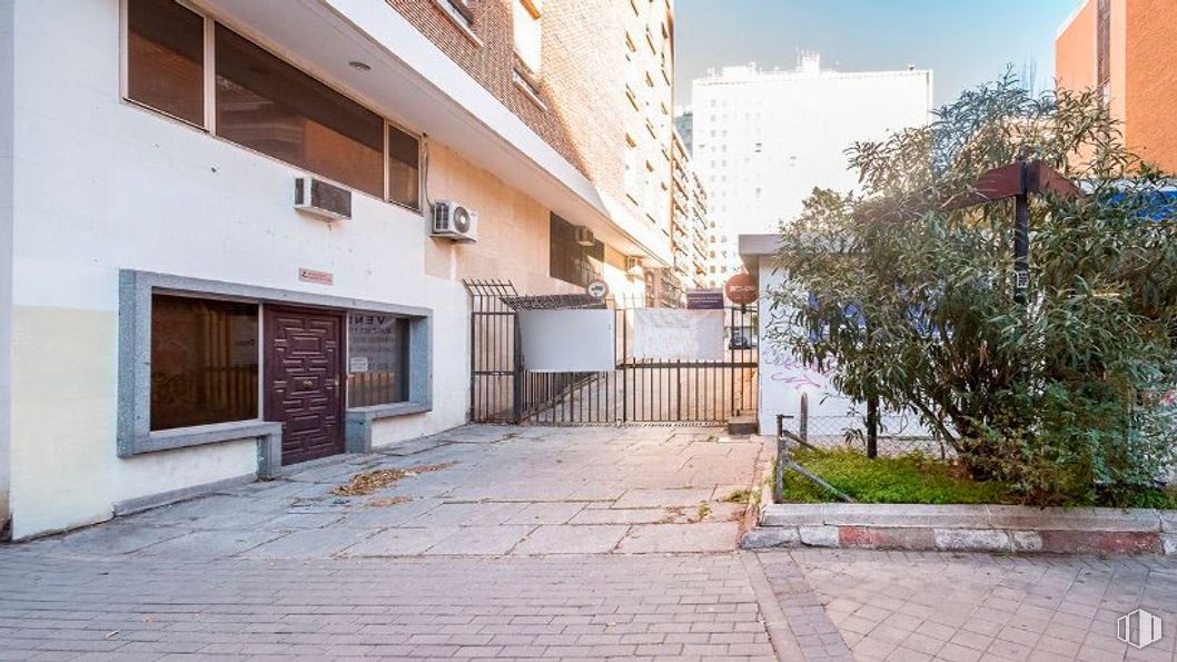 Local en venta en Plaza Conde del Valle de Suchil, Chamberí, Madrid, 28015 con edificio, ventana, planta, propiedad, superficie de la carretera, diseño urbano, árbol, barrio, madera y zona residencial alrededor