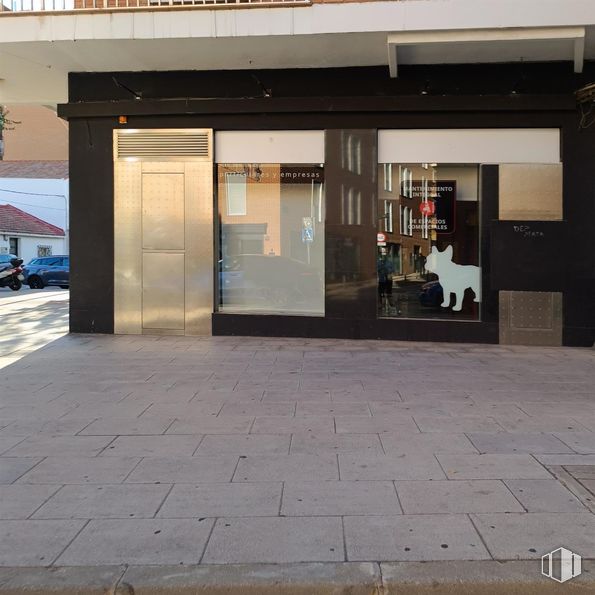 Retail for rent at Zona céntrica, Móstoles, Madrid, 28931 with building, road surface, shade, house, door, facade, flooring, gas, plant and asphalt around