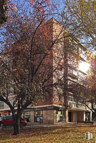 Local en alquiler en Calle Ginzo de limia, 42, Fuencarral - El Pardo, Madrid, 28029 con edificio, coche, ventana, planta, cielo, árbol, rama, arquitectura, ramita y bloque de pisos alrededor