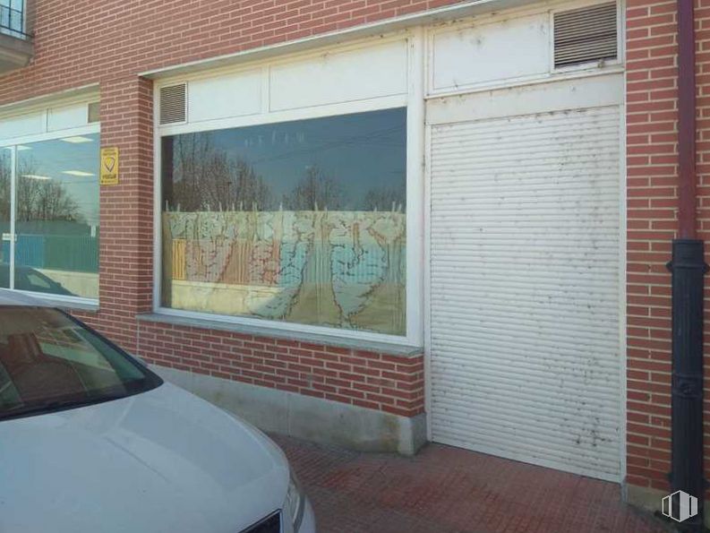 Retail for sale at Calle Vidal García Seves, Yeles, Toledo, 45220 with car, window, hood, building, vehicle, automotive lighting, plant, shade, brickwork and motor vehicle around