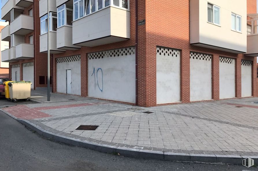 Retail for sale at Calle Mari Díaz, Ávila, 05002 with building, waste container, window, architecture, road surface, urban design, asphalt, brickwork, flooring and sidewalk around